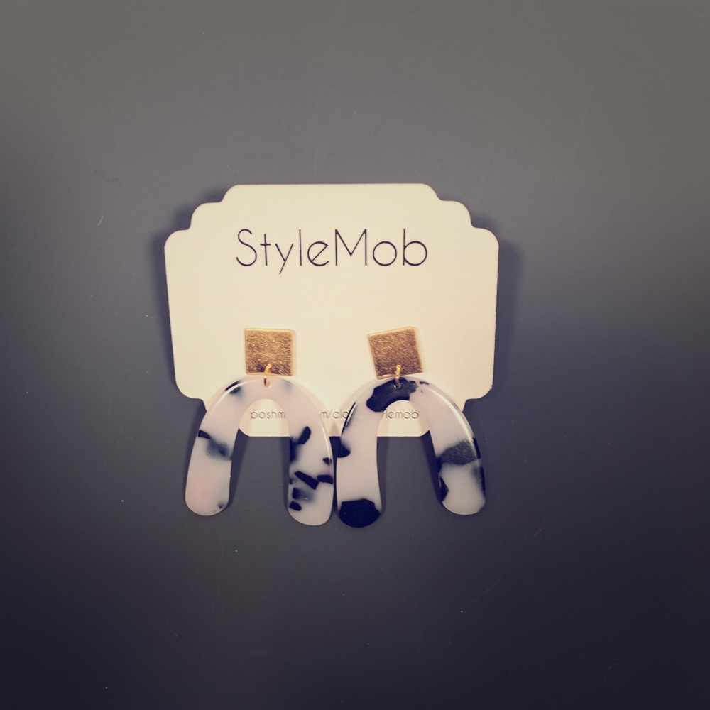 Acrylic earrings. 1”.